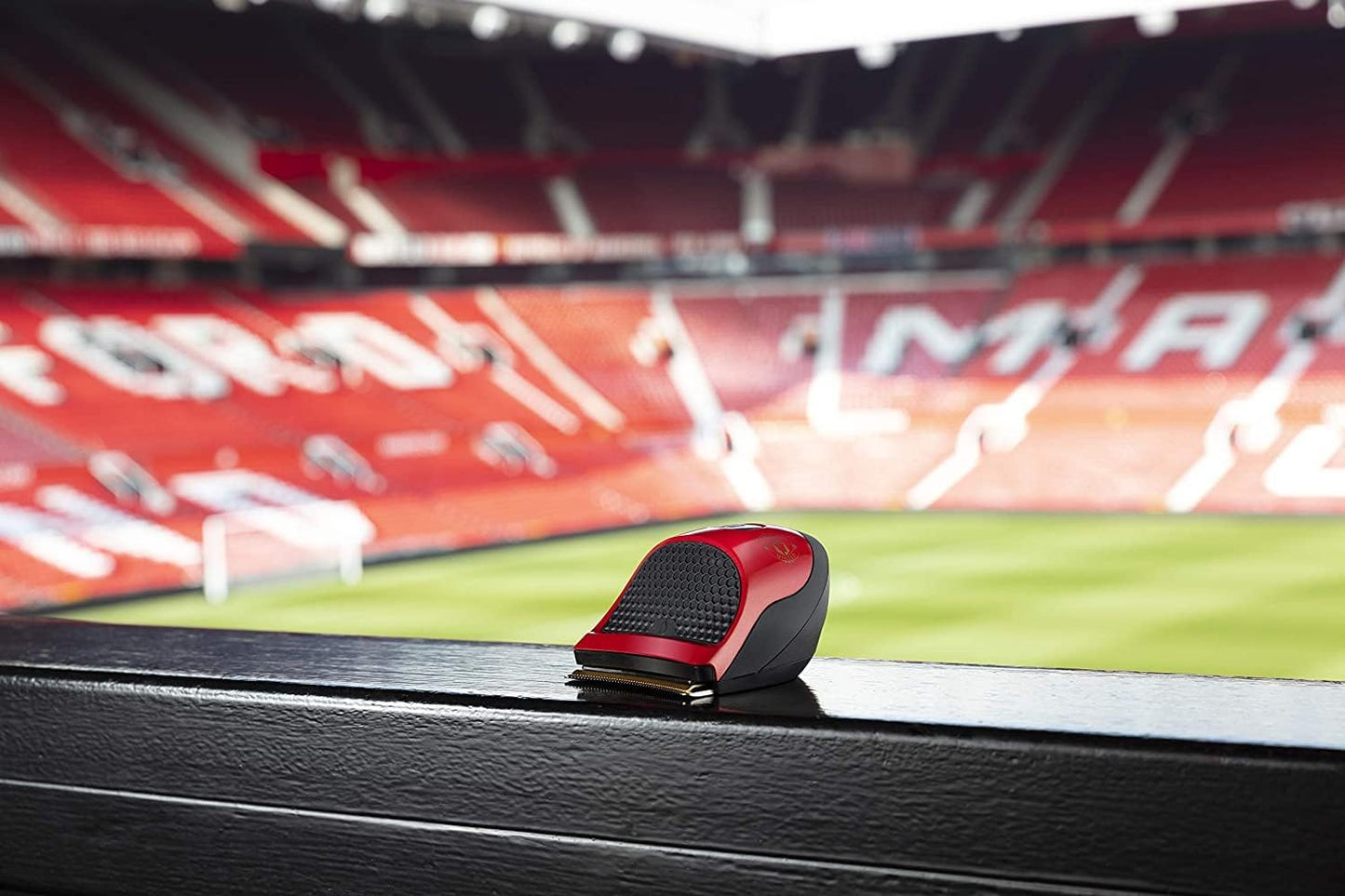Remington Haarschneidemaschine QuickCut Manchester United Edition (Edelstahlklingen mit CurveCut-Klingen-Technologie, 9 Aufsteckkämme, Netz-/Akkubetrieb, Lithium) Haarschneider HC4255