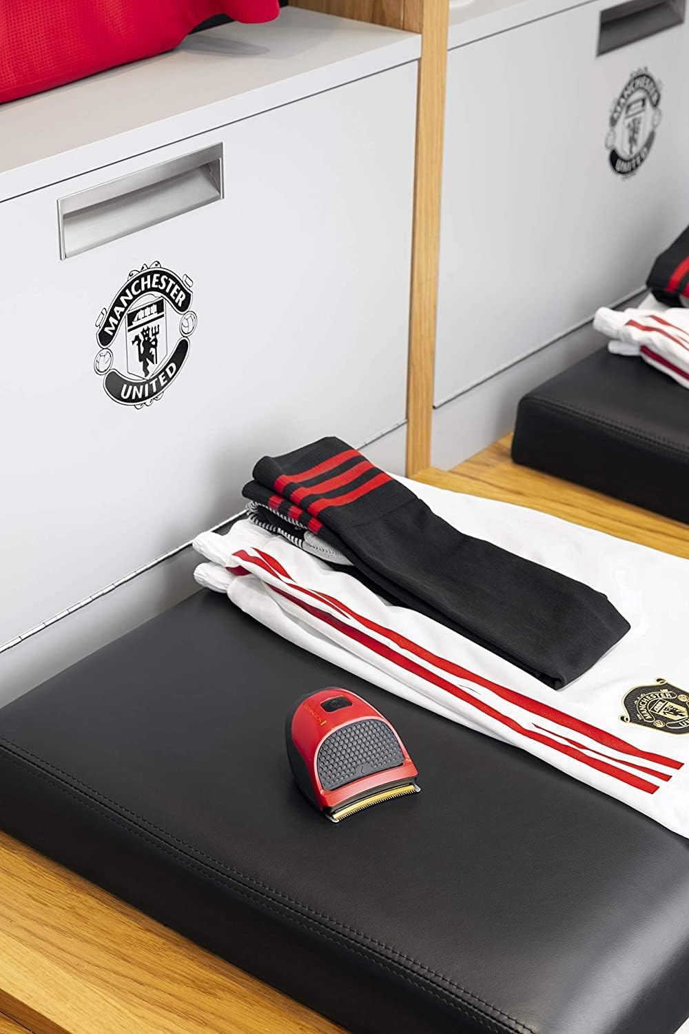 Remington Haarschneidemaschine QuickCut Manchester United Edition (Edelstahlklingen mit CurveCut-Klingen-Technologie, 9 Aufsteckkämme, Netz-/Akkubetrieb, Lithium) Haarschneider HC4255