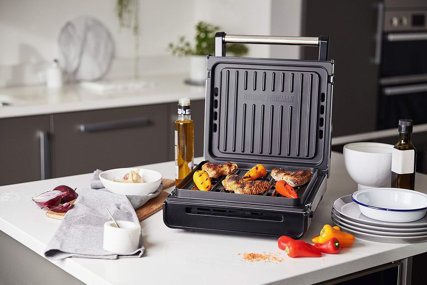 George Foreman Kontaktgrill & Panini- / Sandwichgrill [Smokeless - 87% weniger Rauch] Tischgrill (abnehmbare & spülmaschinengeeignete Grillplatten, 200°C Grilltemperatur, Edelstahlgehäuse) 28000-56