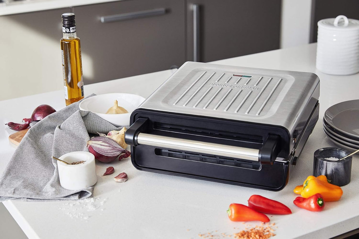 George Foreman Kontaktgrill & Panini- / Sandwichgrill [Smokeless - 87% weniger Rauch] Tischgrill (abnehmbare & spülmaschinengeeignete Grillplatten, 200°C Grilltemperatur, Edelstahlgehäuse) 28000-56