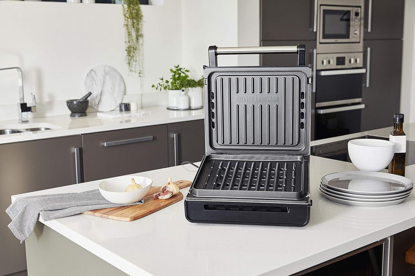 George Foreman Kontaktgrill & Panini- / Sandwichgrill [Smokeless - 87% weniger Rauch] Tischgrill (abnehmbare & spülmaschinengeeignete Grillplatten, 200°C Grilltemperatur, Edelstahlgehäuse) 28000-56